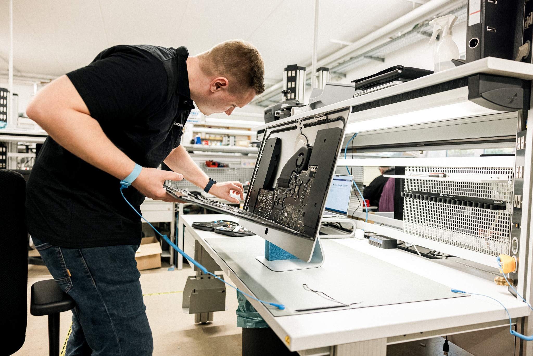 Technische Reparaturarbeit in der COMSPOT Werkstatt