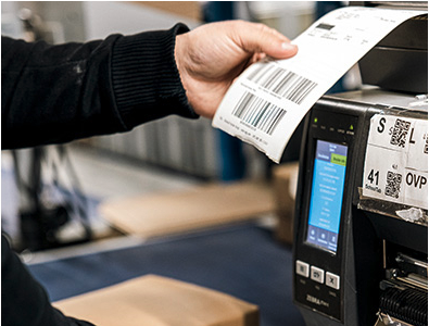 Versandlabel wird auf einem Gerät gedruckt