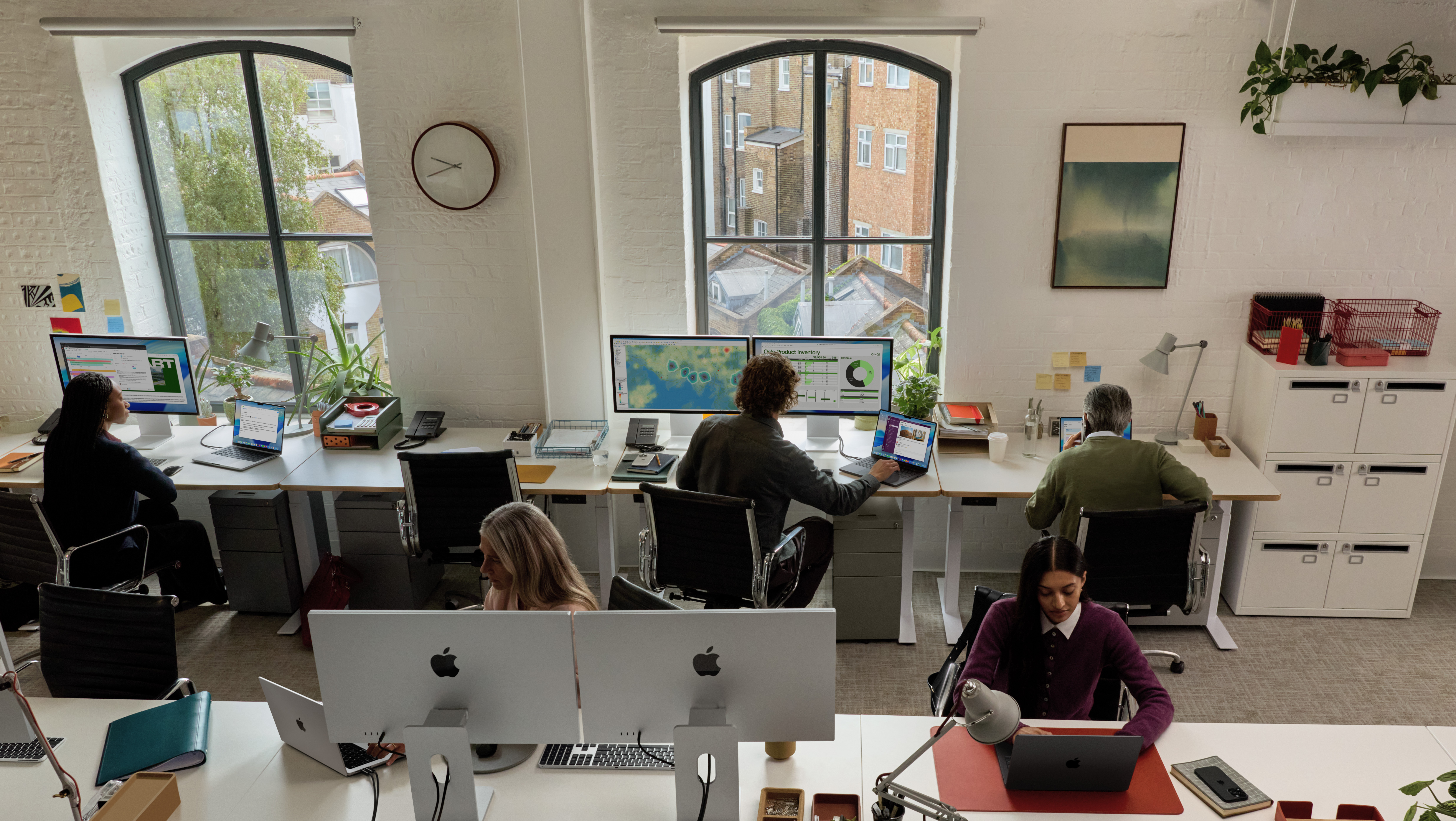 Arbeitsplätze mit iMacs und MacBooks in einer modernen Büroumgebung