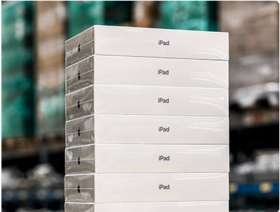 Gestapelte iPads für die Versandvorbereitung