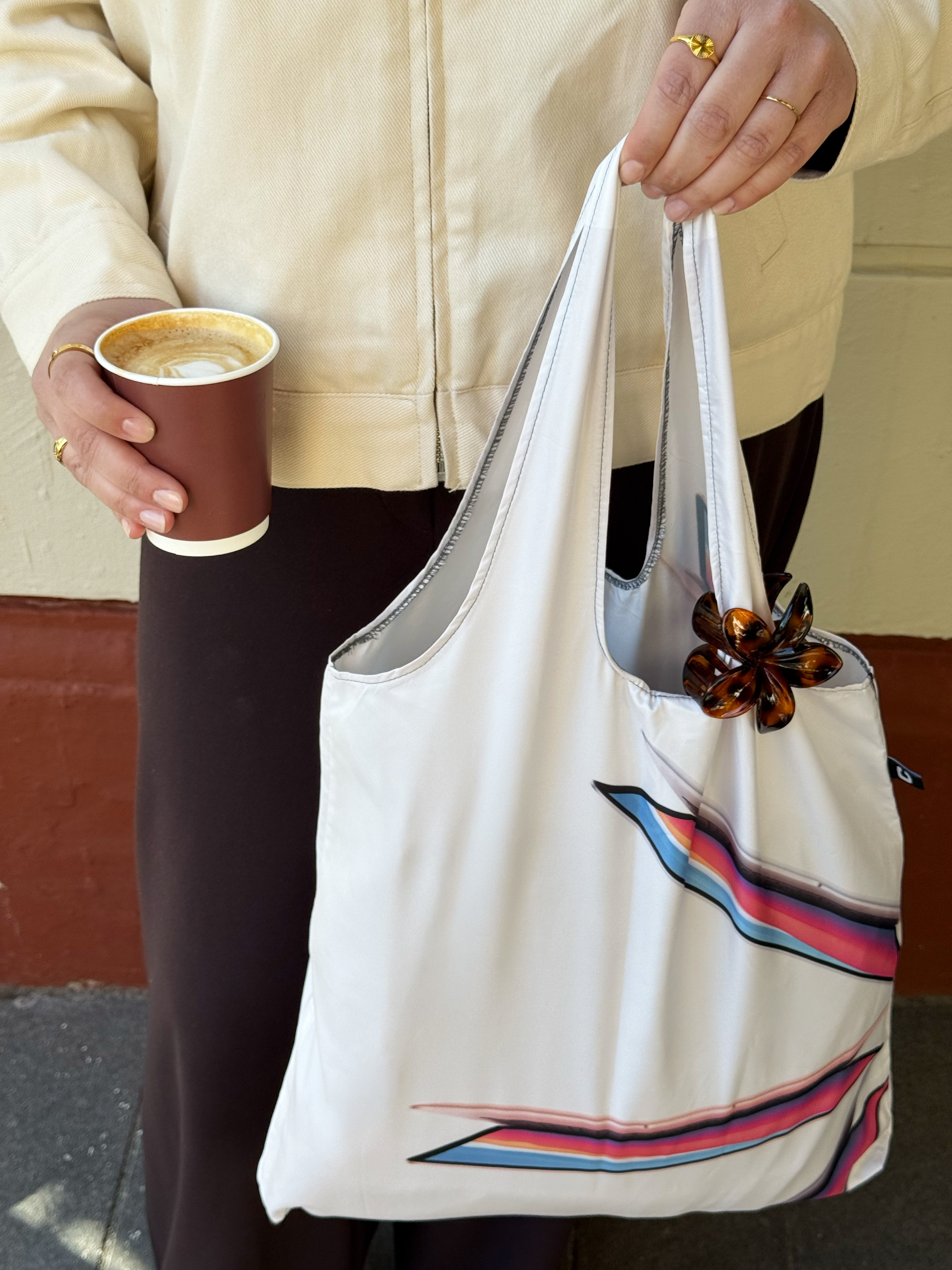 Kleine COMSPOT Upcycling Pouch mit Accessoires auf einem Tisch